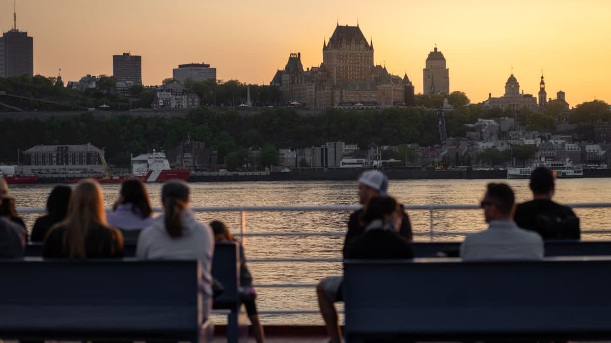 Taxi Vayo traversant le pont Pierre-Laporte de l'aéroport vers Lévis