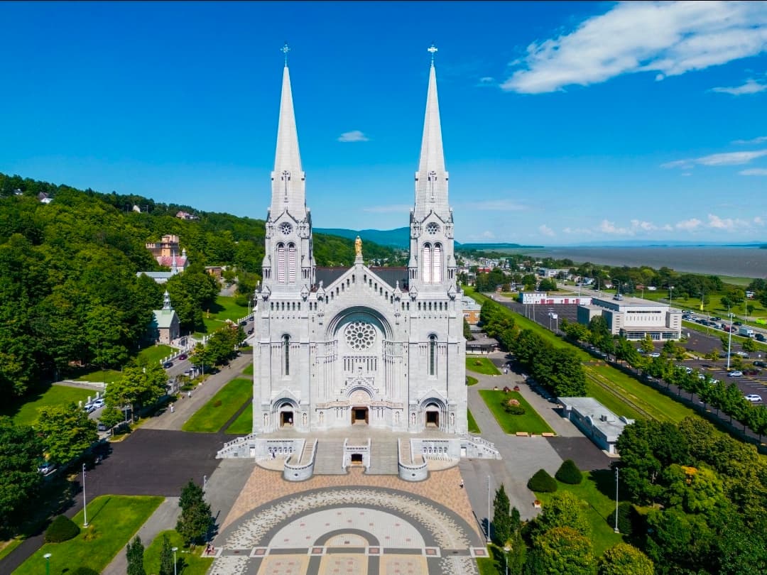 Véhicule Vayo devant la Basilique Sainte-Anne-de-Beaupré