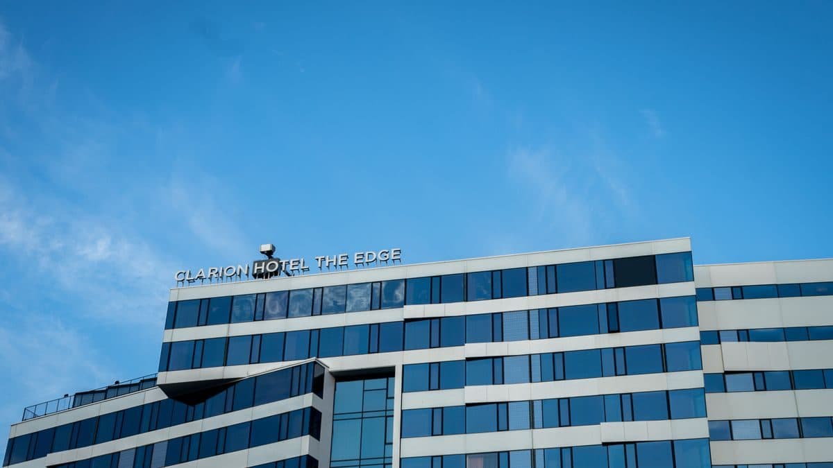 Véhicule Vayo devant l'Hôtel Martineau