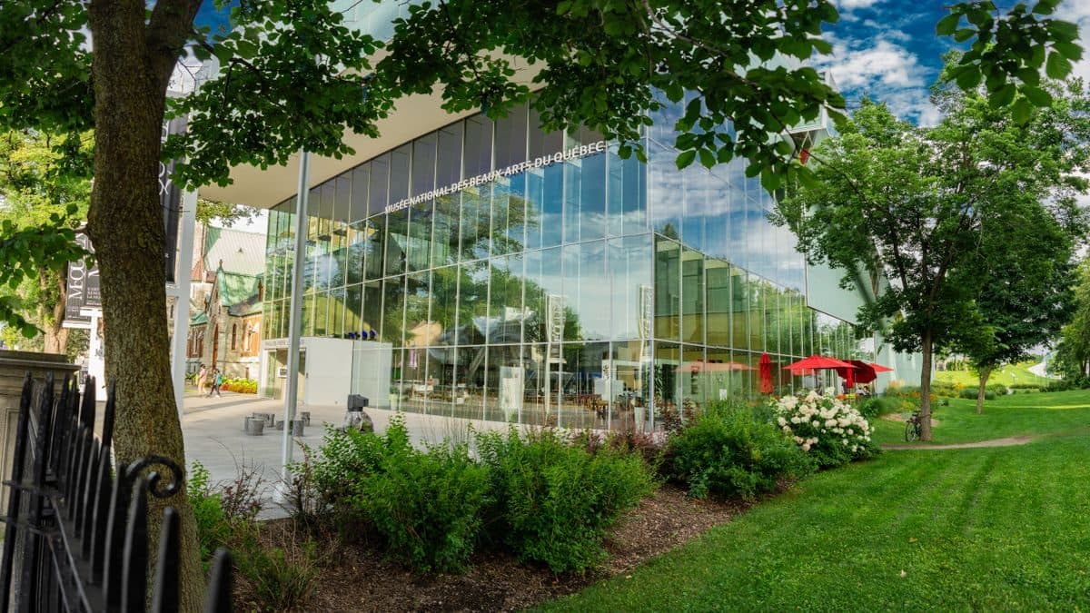 Taxi Vayo devant le campus de l'Université Laval à Sainte-Foy