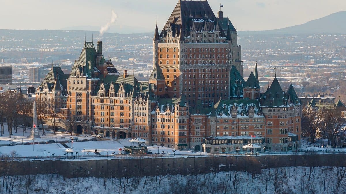 Véhicule Vayo devant le Château Frontenac