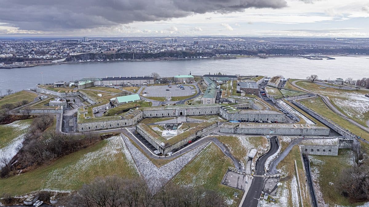 Véhicule Vayo devant la Citadelle de Québec
