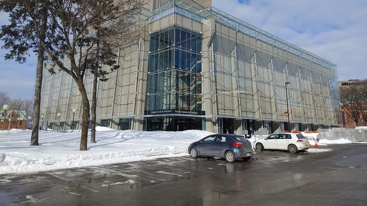 Véhicule Vayo devant le Grand Théâtre de Québec