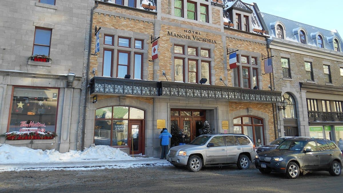 Véhicule Vayo devant le Manoir Victoria dans le Vieux-Québec