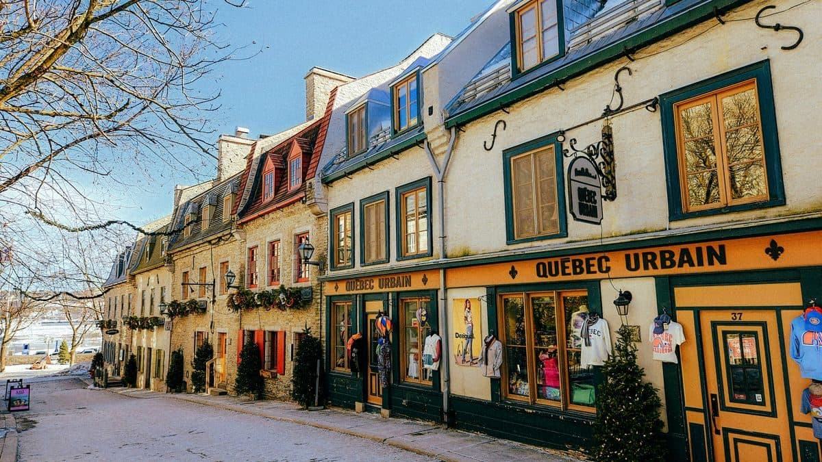 Véhicule Vayo devant un hôtel du centre-ville de Québec