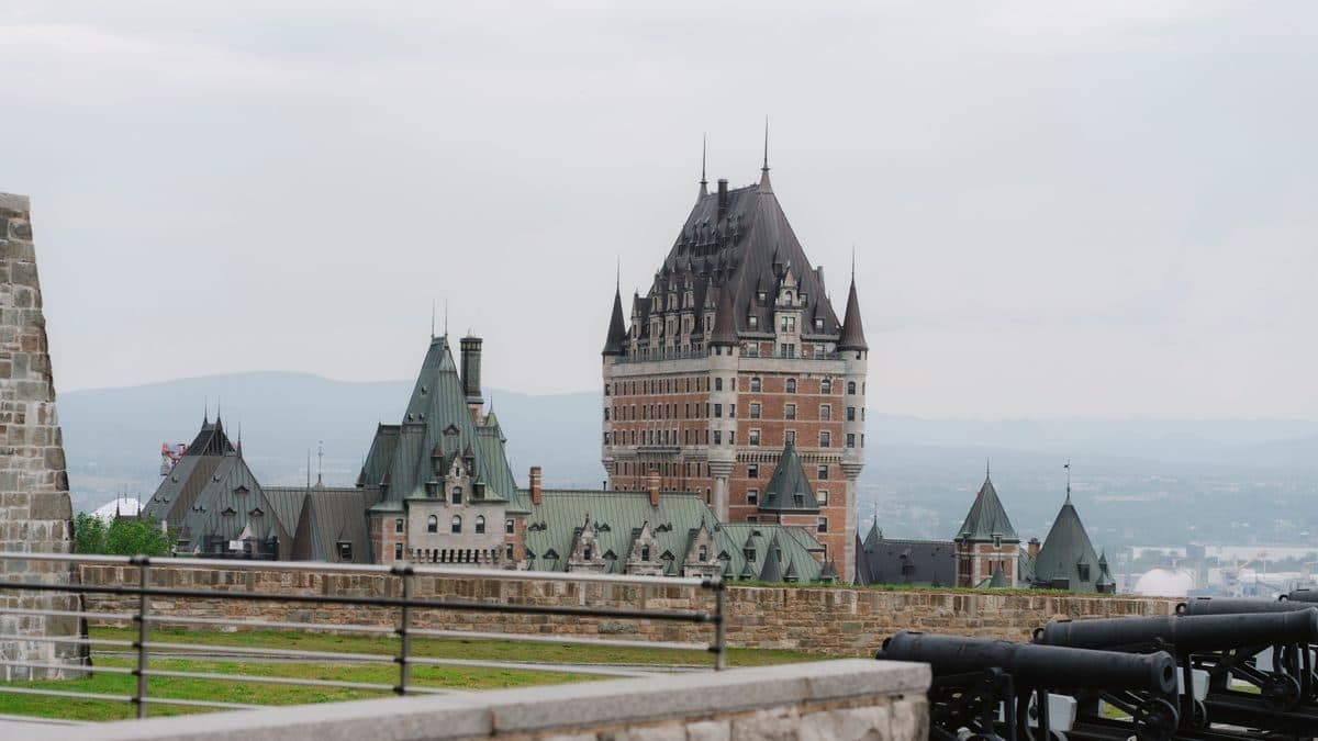 Véhicule de luxe Vayo devant le Château Frontenac dans le Vieux-Québec