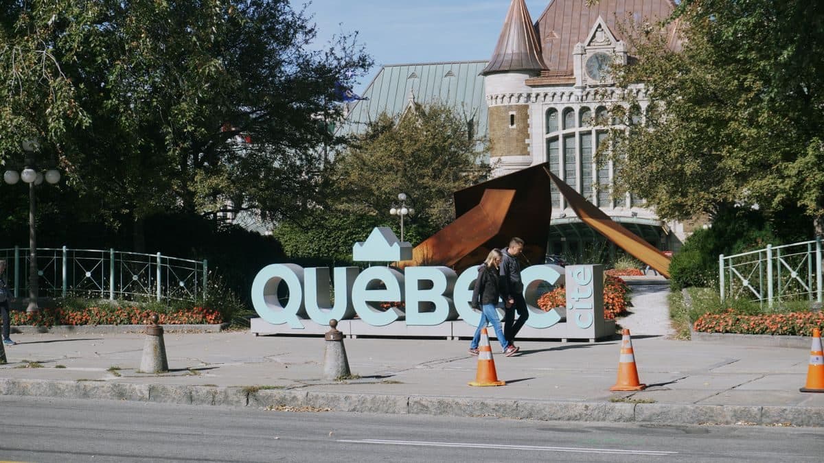 Véhicule Vayo devant l'Université Laval à Sainte-Foy